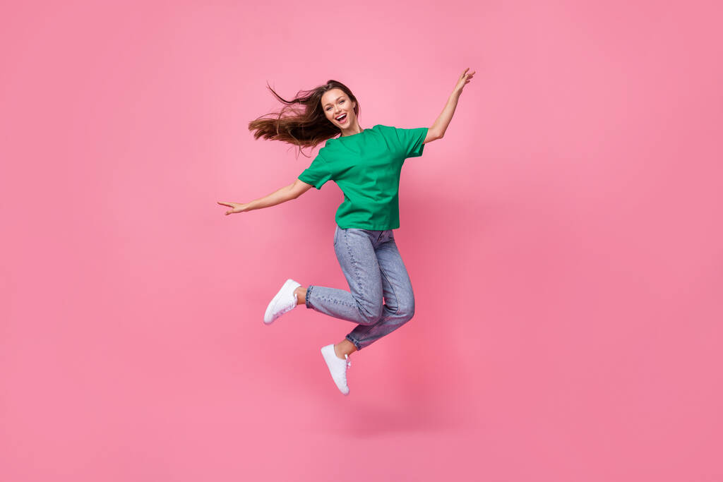 Täyspitkä muotokuva energinen iloinen henkilö hyppää lentää eristetty vaaleanpunainen väri tausta. - Valokuva, kuva