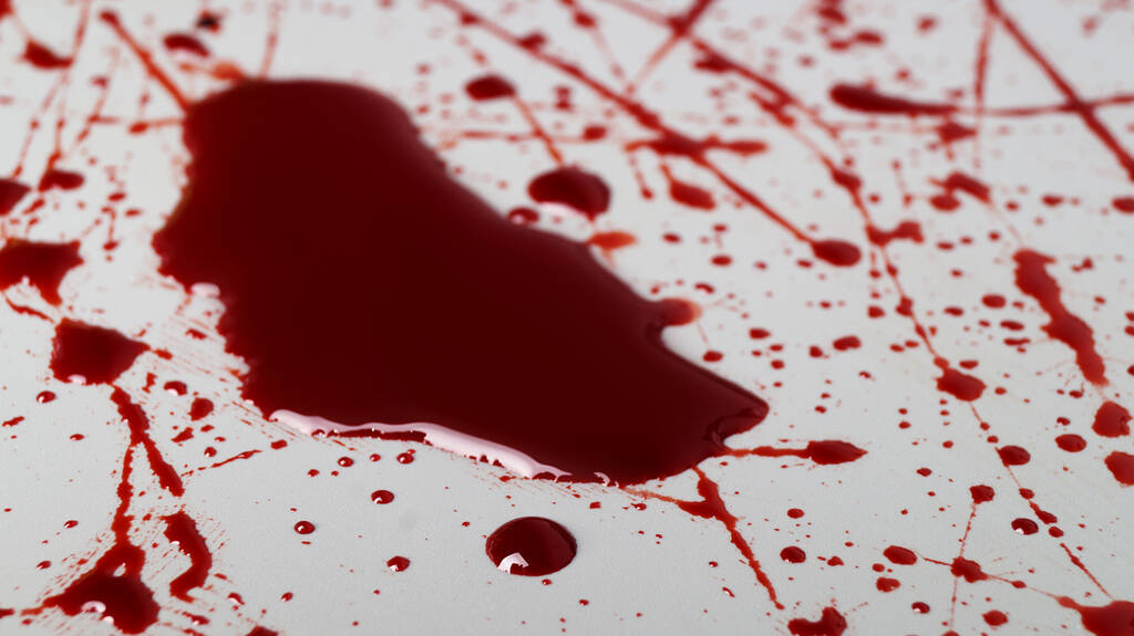 Flecken und Blutspritzer auf hellgrauem Hintergrund, Nahaufnahme - Foto, Bild