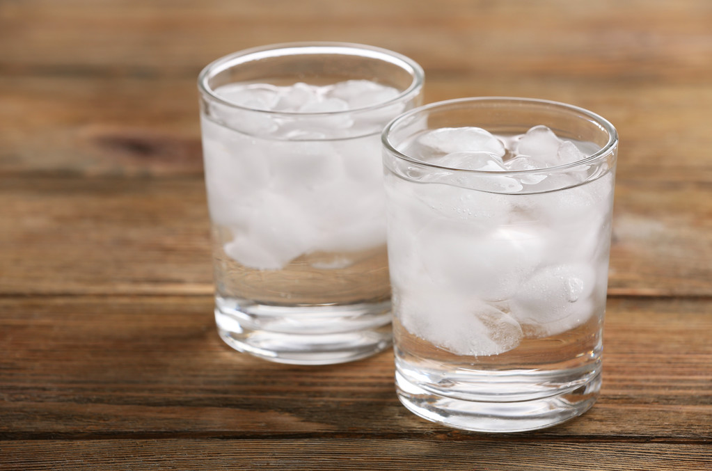 Bicchieri con cubetti di ghiaccio sul tavolo di legno
 - Foto, immagini