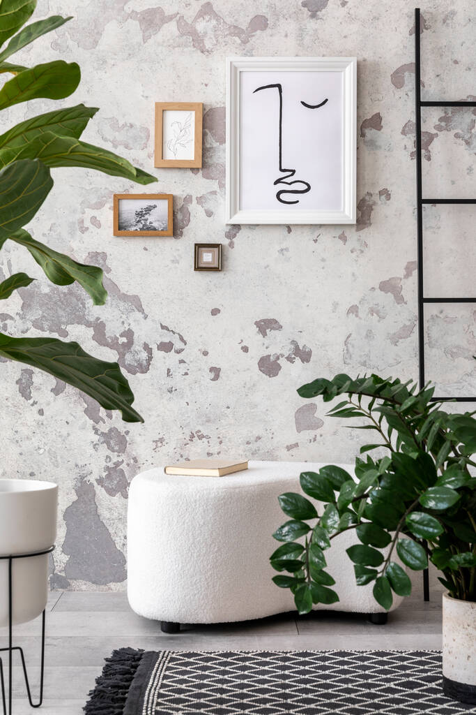 Interrior design a nappaliban belső modell, fehér pouf, növények és személyes tartozékok. Beton szürke fal. Rakj ki egy posztert. Házi dekoráció. Sablon.  - Fotó, kép