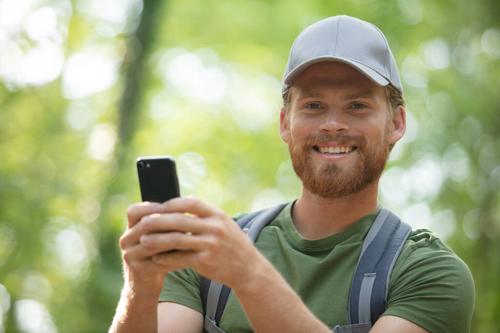 homem caminhante tirar foto com telefone inteligente na floresta de outono - Foto, Imagem