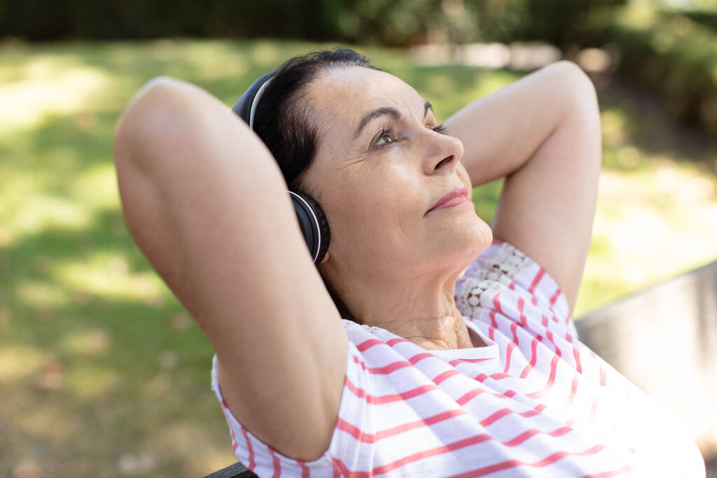Улыбающаяся леди слушает музыку
 - Фото, изображение