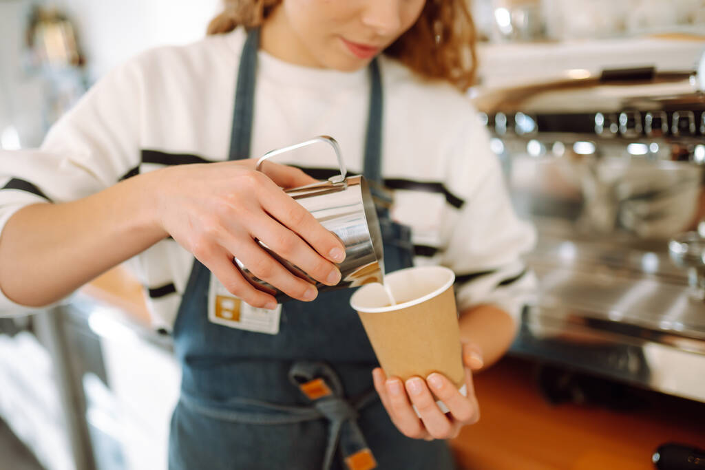 Barista dziewczyna przygotowuje pyszności świeżej gorącej kawy w profesjonalnym ekspres do kawy. Jedzenie na wynos. - Zdjęcie, obraz