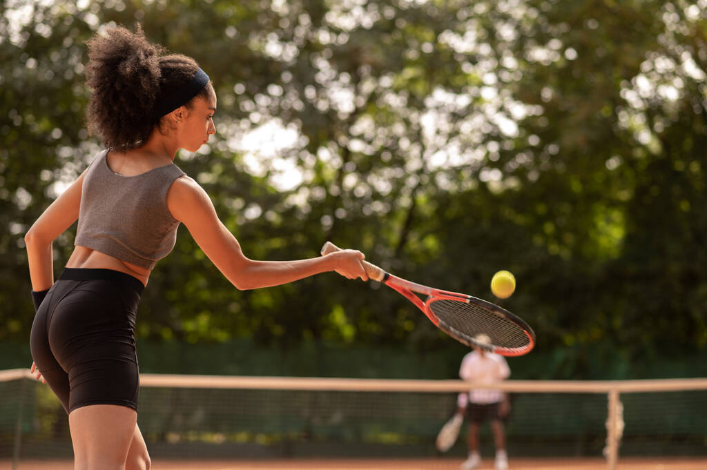 Hraju tenis. Dva mladí lidé hrají tenis a vypadají nadšeně - Fotografie, Obrázek