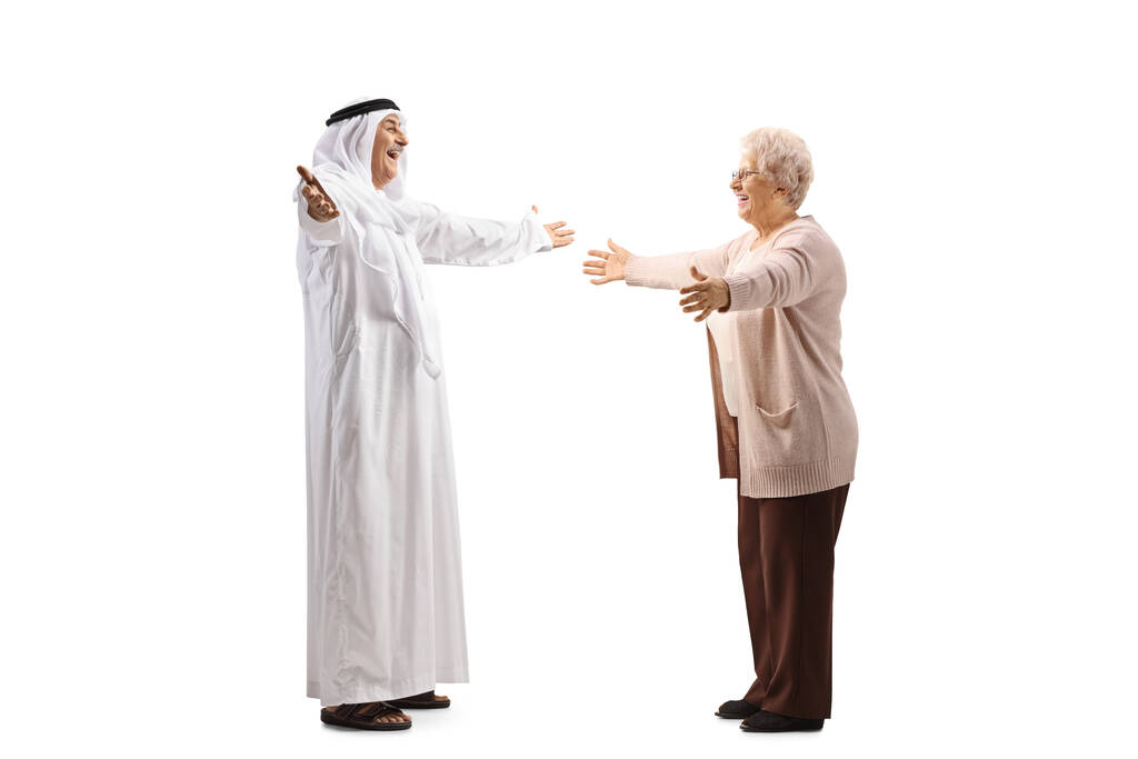 Plan de profil complet d'un homme arabe mature en peignoir saluant une dame âgée isolée sur fond blanc - Photo, image