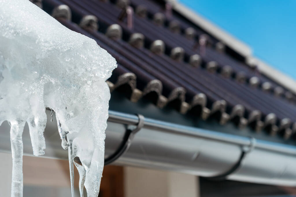 冬の雪の下の家の屋根瓦、選択的な焦点 - 写真・画像