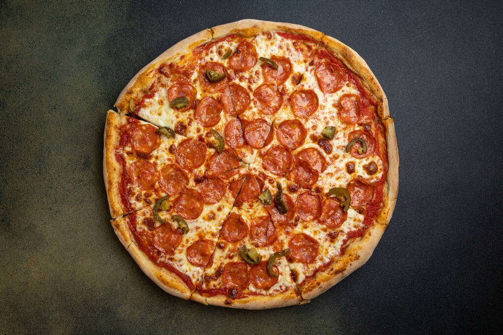 deliciosa pizza en un restaurante italiano - Foto, Imagen