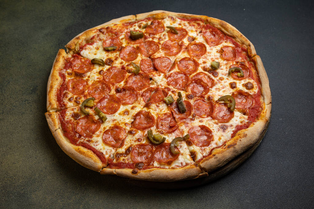 вкусная пицца в итальянском ресторане - Фото, изображение