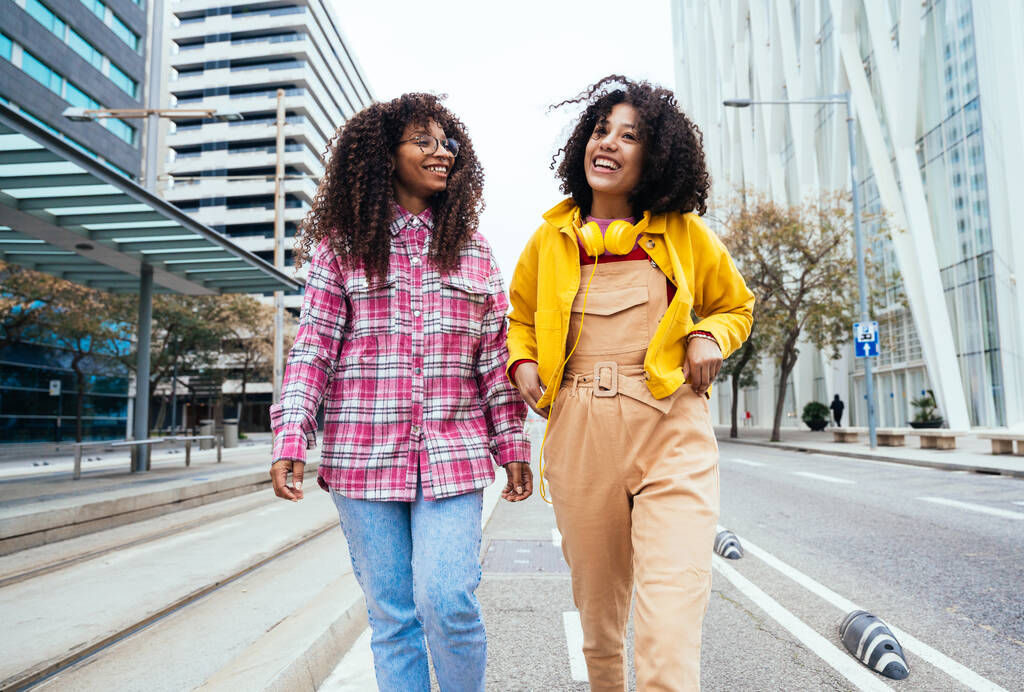 Genç mutlu kadınlar dışarıda eğleniyor, gülüyor ve keyiflerini paylaşıyorlar. Genç arkadaşlar Barcelona 'da dışarıda vakit geçiriyorlar - Fotoğraf, Görsel