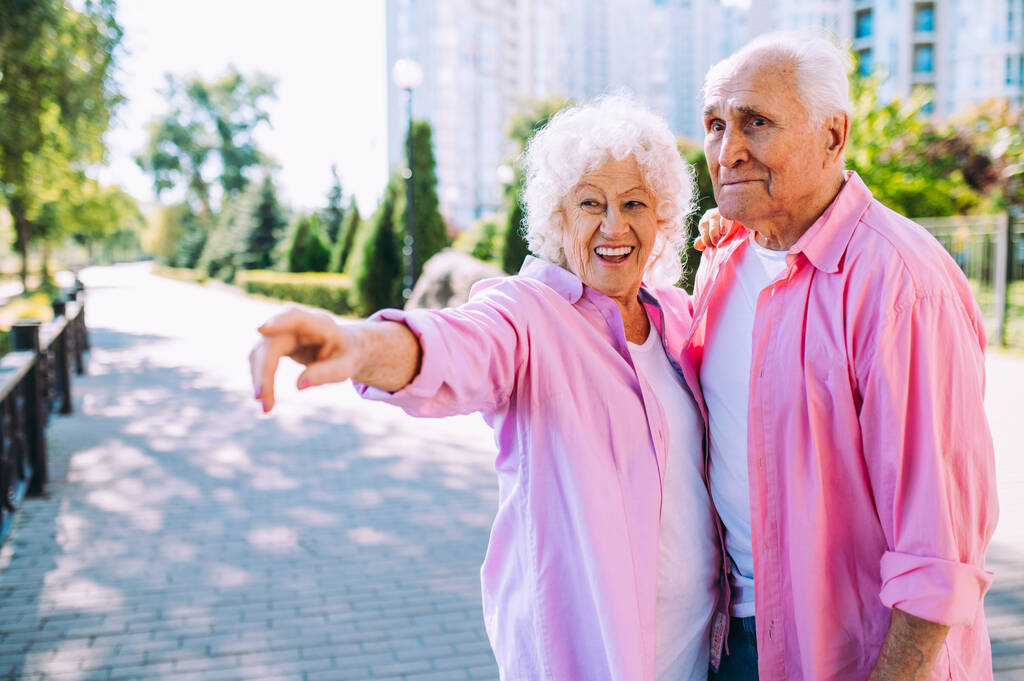 Vieux couple moderne habillage vêtements colorés à la mode. Jeune grand-mère et grand-père s'amuser en plein air et devenir sauvage. Représentation des personnes âgées se sentant jeunes à l'intérieur - Photo, image