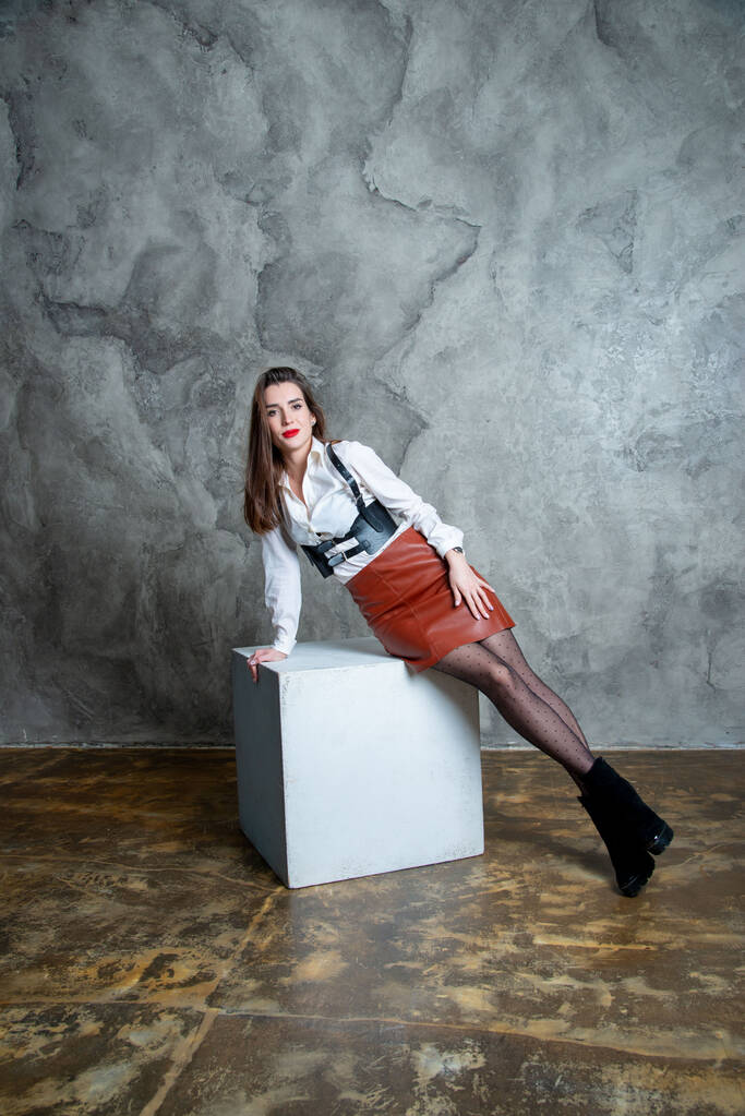 krásná sexy žena pózující ve studiu proti šedé zdi - Fotografie, Obrázek