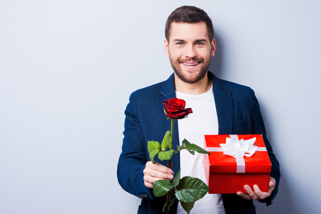 Человек дарит тебе подарок и цветок
 - Фото, изображение