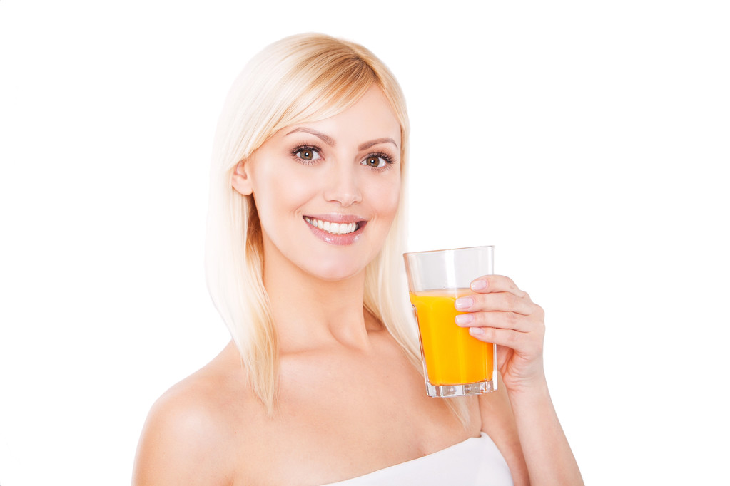 Close-up de uma mulher saudável sorridente com suco de laranja
 - Foto, Imagem