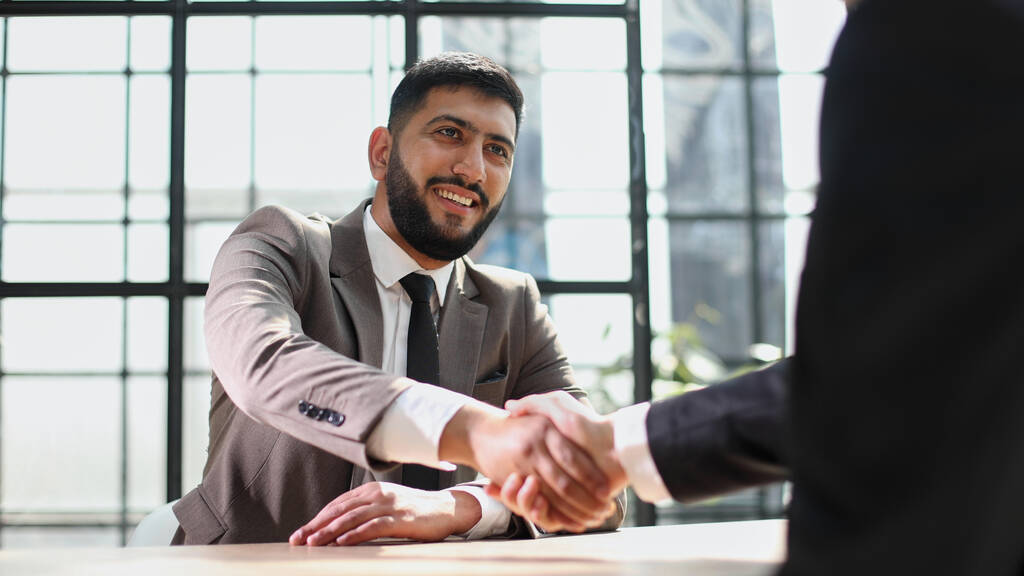 Успешные бизнесмены пожимают друг другу руки после хорошей сделки
. - Фото, изображение