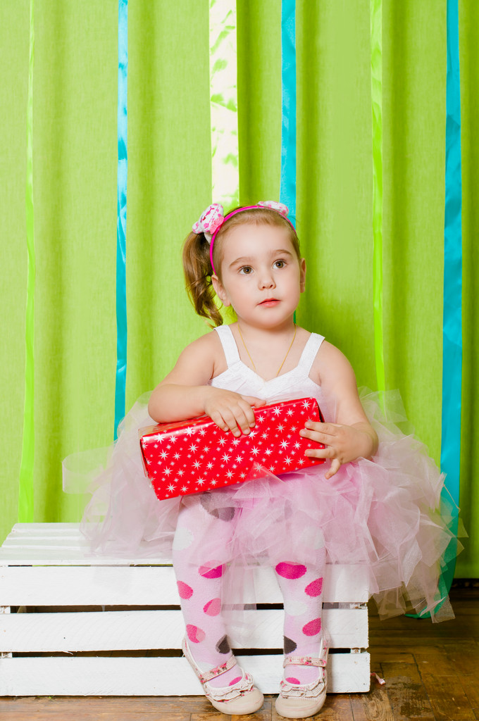 pieni tyttö lahjapakkaus - Valokuva, kuva