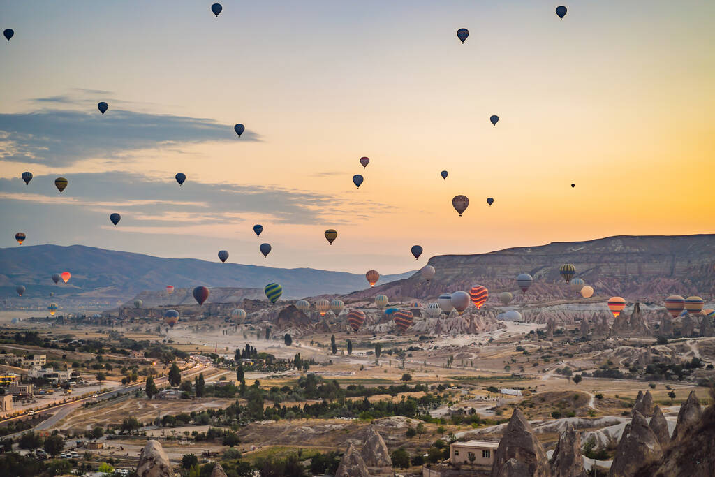 Kolorowy balon na gorące powietrze przelatujący nad Kapadocją, Turcja. - Zdjęcie, obraz