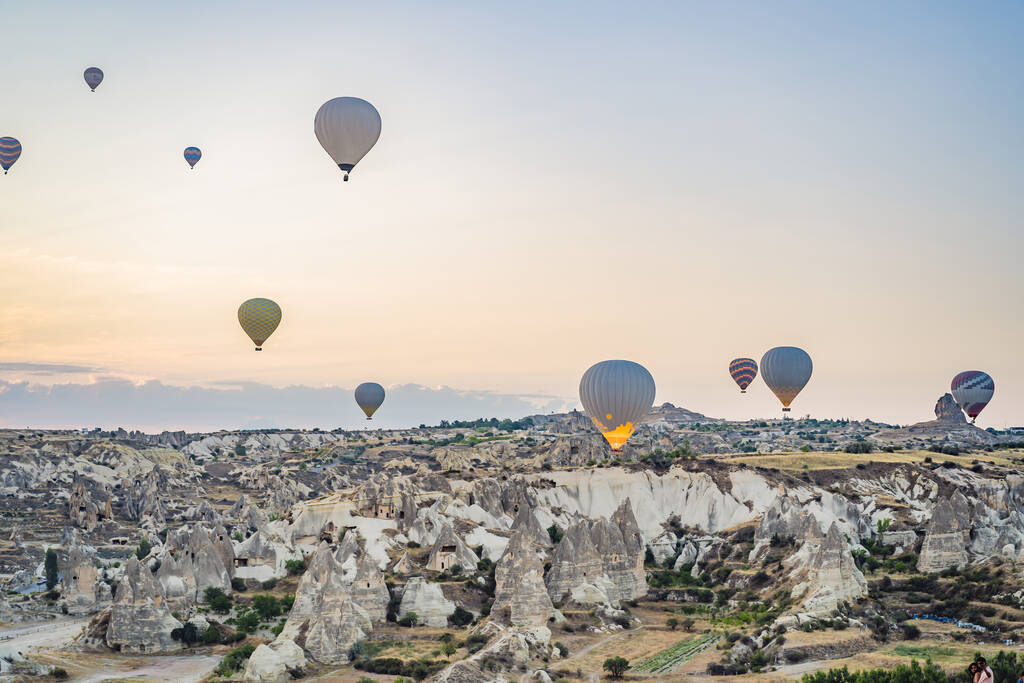 Kleurrijke heteluchtballon die over Cappadocia, Turkije vliegt. - Foto, afbeelding