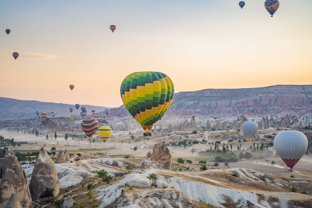 Värikäs kuumailmapallo lentää Cappadocia, Turkki. - Valokuva, kuva