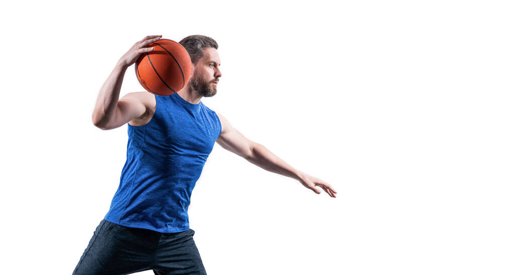 енергійний спортсмен грає в баскетбол, ізольований на білому. спортсмен грає в баскетбол в студії. професійний спортсмен грає в баскетбол з м'ячем. спортсмен грає в дюймовий баскетбол
 - Фото, зображення