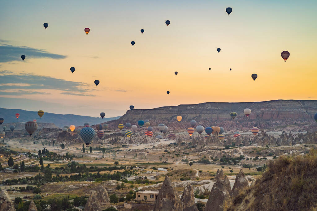 Πολύχρωμο αερόστατο που πετά πάνω από την Καππαδοκία της Τουρκίας. - Φωτογραφία, εικόνα