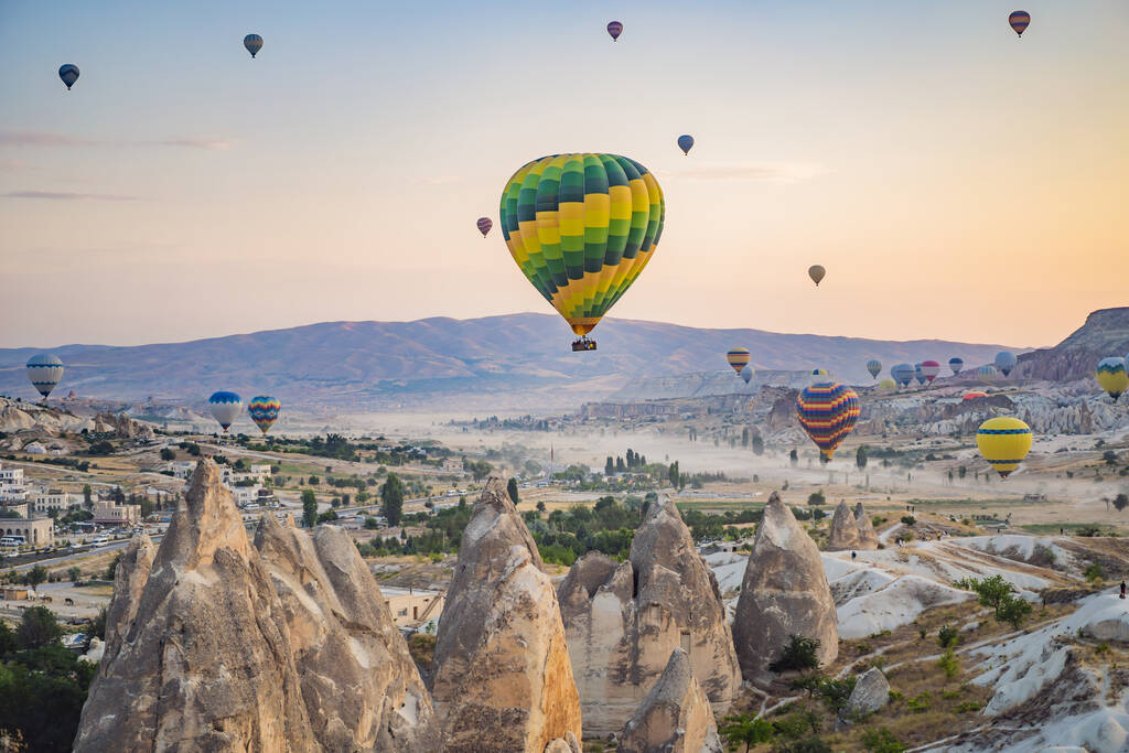 Palloncino colorato che sorvola la Cappadocia, Turchia. - Foto, immagini