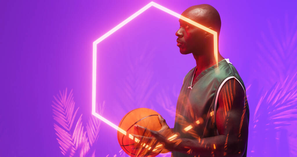 Πλευρική άποψη της Αφρικής Αμερικανός φαλακρός μπασκετμπολίστας κρατώντας μπάλα από εξάγωνο και φυτά, αντιγραφή χώρου. Σύνθετος, σοβαρός, μωβ, αθλητισμός, ανταγωνισμός, εικονογράφηση, φωτισμένος, φύση, σχήμα. - Φωτογραφία, εικόνα