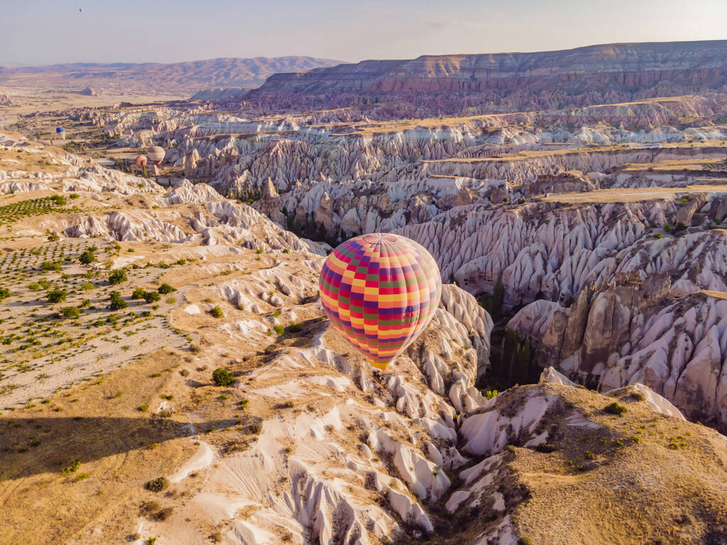Värikkäitä kuumailmapalloja lentää yli keiju savupiiput laaksossa Nevsehir, Goreme, Cappadocia Turkki. Upea panoraamanäkymä maanalaiseen kaupunkiin ja ilmapallomatkailuun. Korkea laatu. - Valokuva, kuva