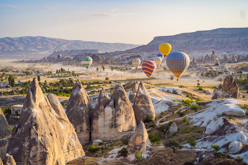 Barevný horkovzdušný balón letící nad Cappadocia, Turecko. - Fotografie, Obrázek