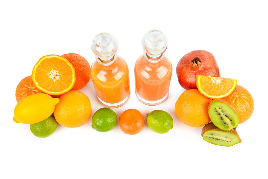 Set di agrumi e bottiglie di succo di frutta isolato su sfondo bianco. - Foto, immagini