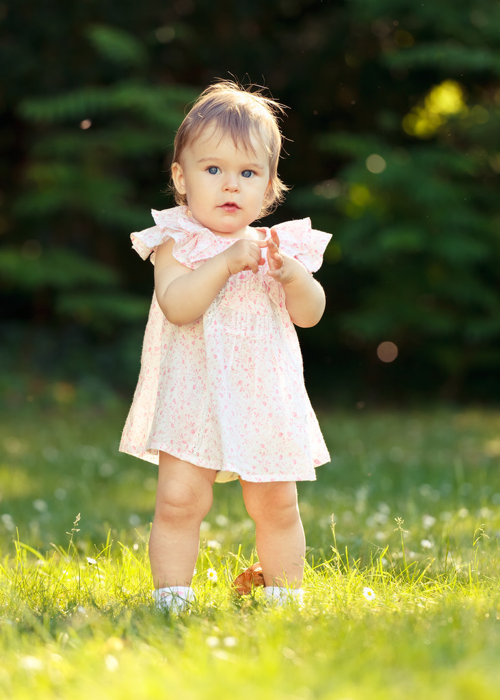 Pieni tyttö puistossa - Valokuva, kuva