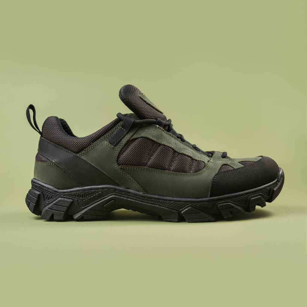Vojenské tenisky na zeleném pozadí. Khaki vojenské boty - Fotografie, Obrázek