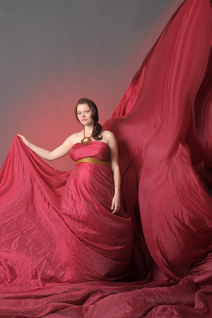Femme enceinte en robe volante rouge
 - Photo, image