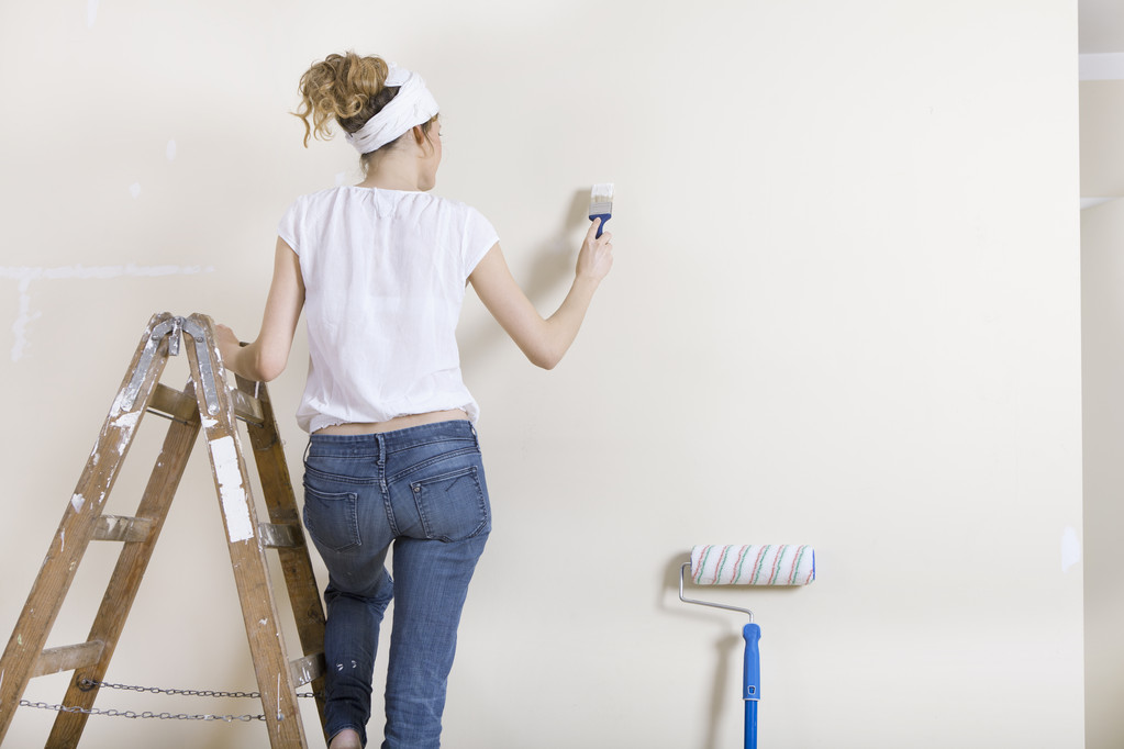 Egy nő festészet fal létra - Fotó, kép