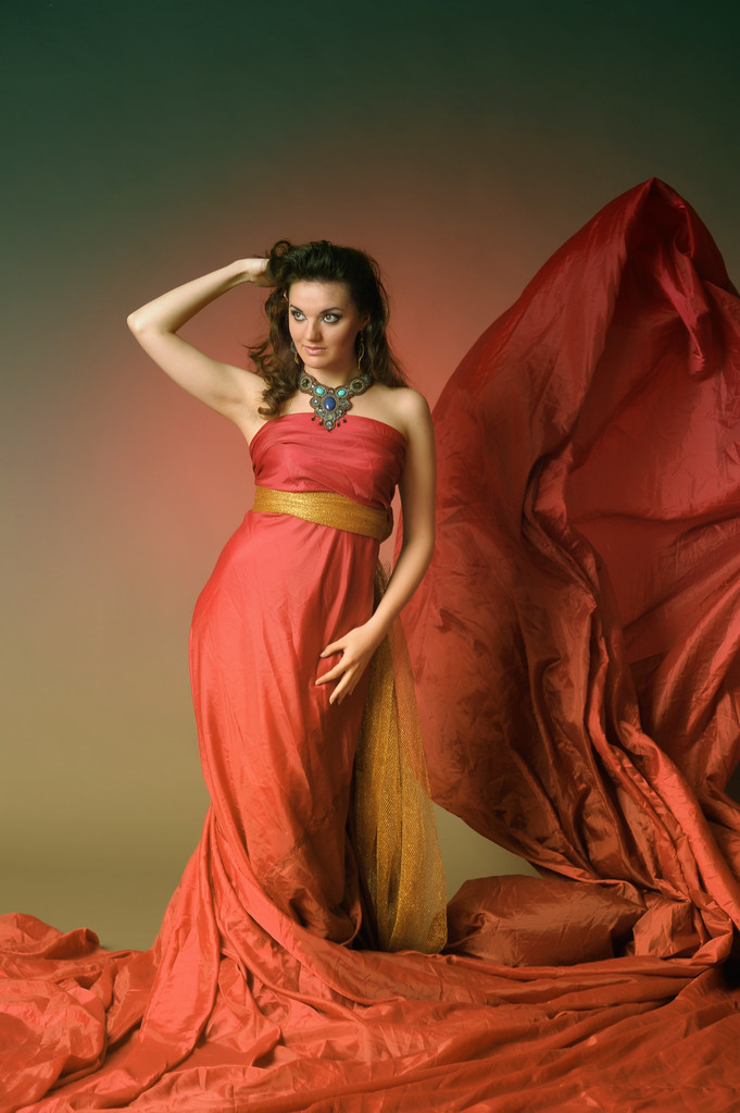 Mujer en vestido rojo volador
 - Foto, imagen