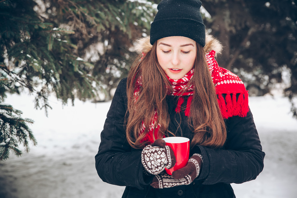 Mädchen trinkt heißen Tee im Winterwald - Foto, Bild