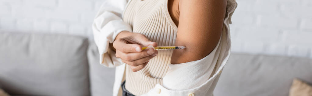 Ausgeschnittene Ansicht einer afrikanisch-amerikanischen Frau mit Diabetes beim Insulinspritzen im Arm, Banner  - Foto, Bild