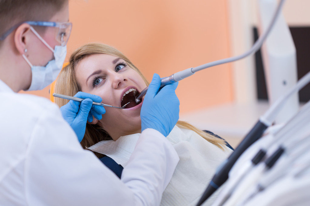 Οδοντίατρος γεωτρήσεων ένα δόντι - Φωτογραφία, εικόνα