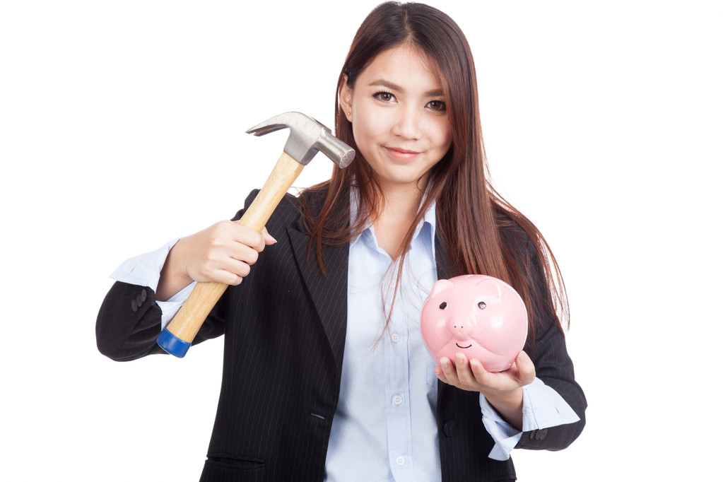 Jovem empresária asiática com martelo e porquinho banco
 - Foto, Imagem
