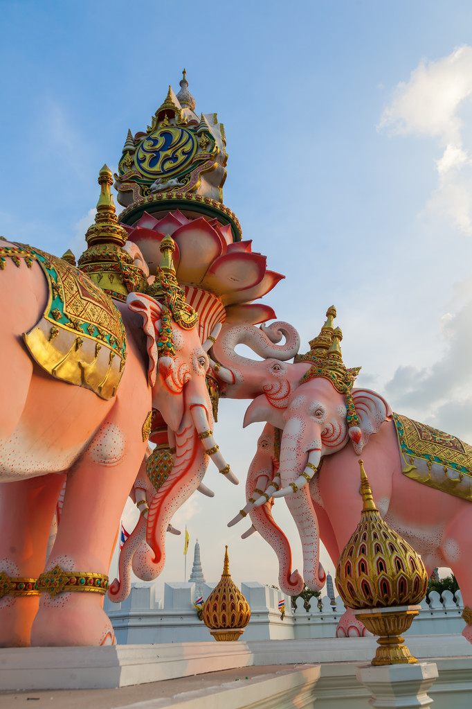 Pink elephant statua w pobliżu świątyni Wat Phra Kaew w Bangkoku, Tajlandia - Zdjęcie, obraz