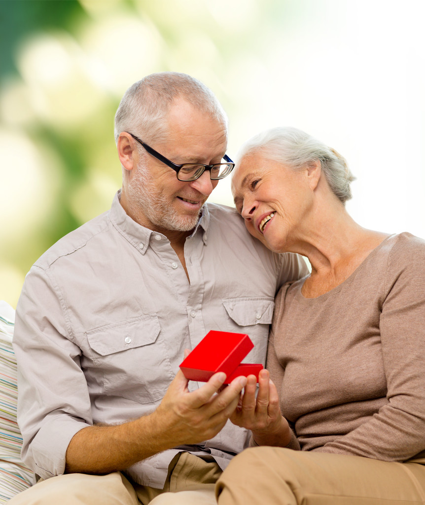 šťastný starší pár s červenými dárkový box - Fotografie, Obrázek