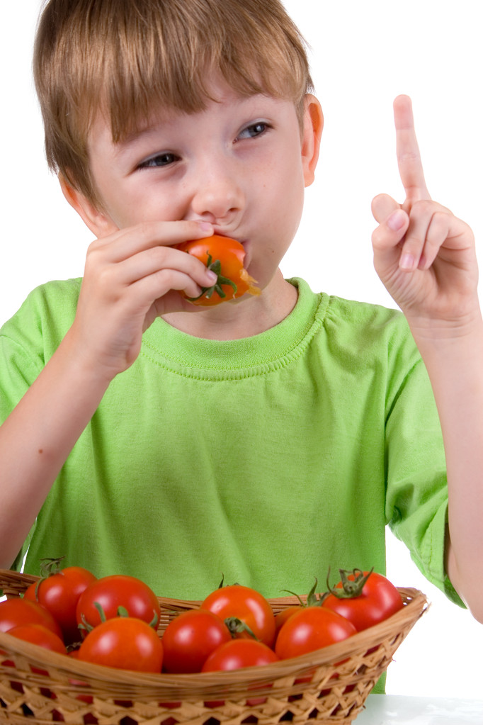chłopiec z pomidorami - Zdjęcie, obraz