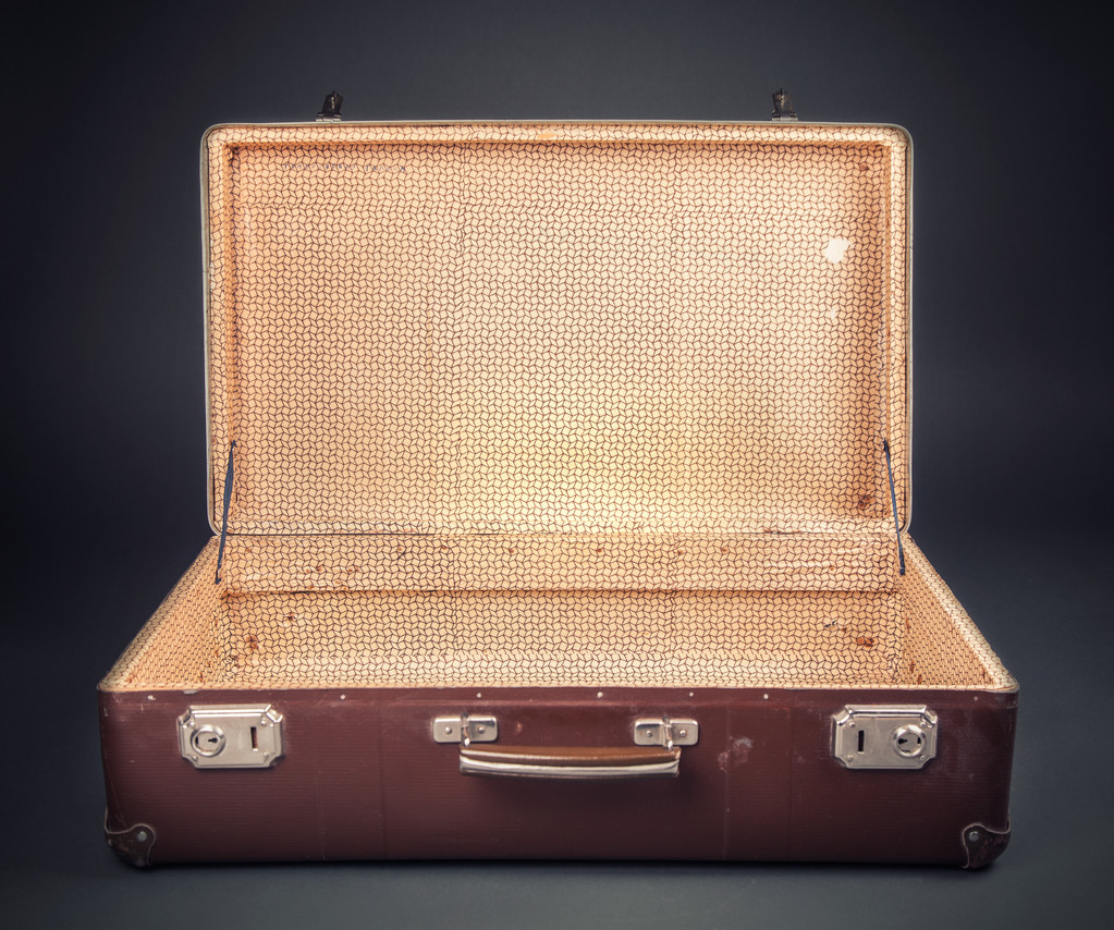 Пустой старый чемодан
 - Фото, изображение