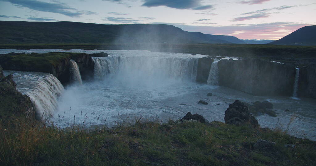 Coucher de soleil de la cascade Godafoss sur la rivière Skjalfandafljot, Islande. - Photo, image