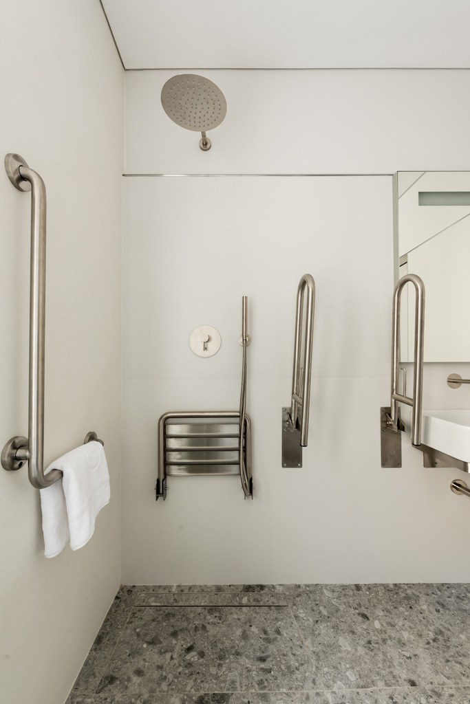 интерьер белой ванной комнаты для инвалидов в отеле  - Фото, изображение