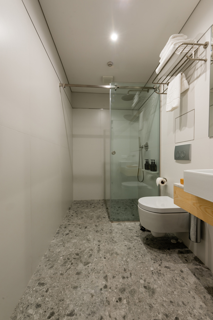 Interior de baño moderno con lavabo blanco e inodoro
   - Foto, imagen