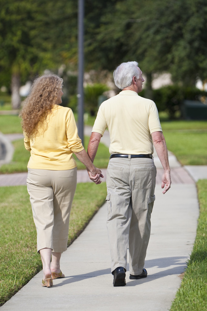 starszy mężczyzna i kobieta para spaceru, trzymając ręce widok z tyłu - Zdjęcie, obraz