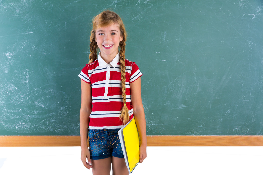 blonde tresse écolière avec étudiant spirale notebook
 - Photo, image