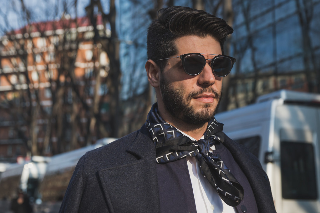 Άνθρωποι εξωτερική επίδειξη μόδας Armani κτίριο για το 2015 εβδομάδα μόδας του Μιλάνου ανδρών - Φωτογραφία, εικόνα