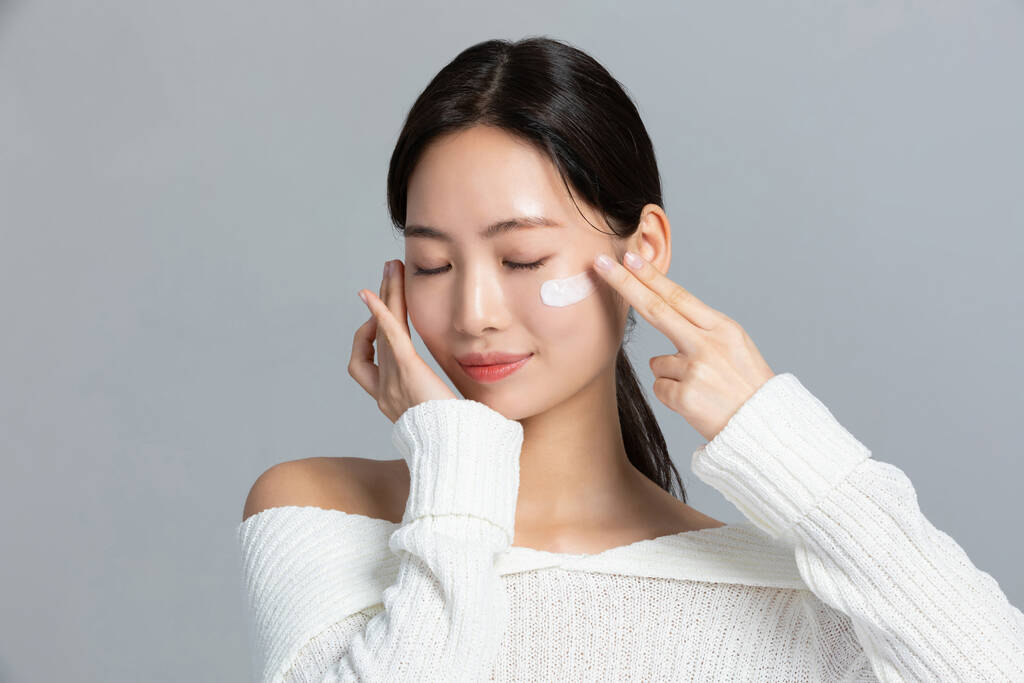 красивая молодая корейская женщина портрет студия фотографии в зимней красоты кожи и косметики концепции, использовать питательный крем - Фото, изображение