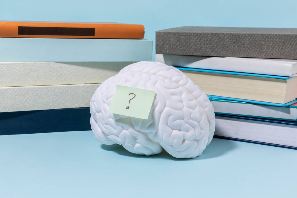 series de salud cerebral y demencia, libros apilados y miniatura cerebral - Foto, Imagen